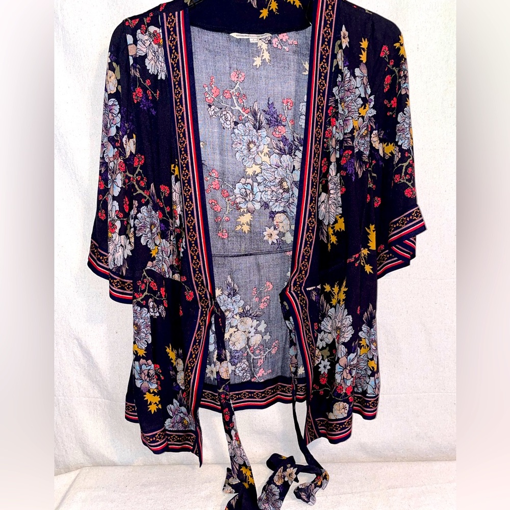 Black & Red Floral “Kimono style” wrap-around fabric tie sash blouse. - Picture 9 of 11